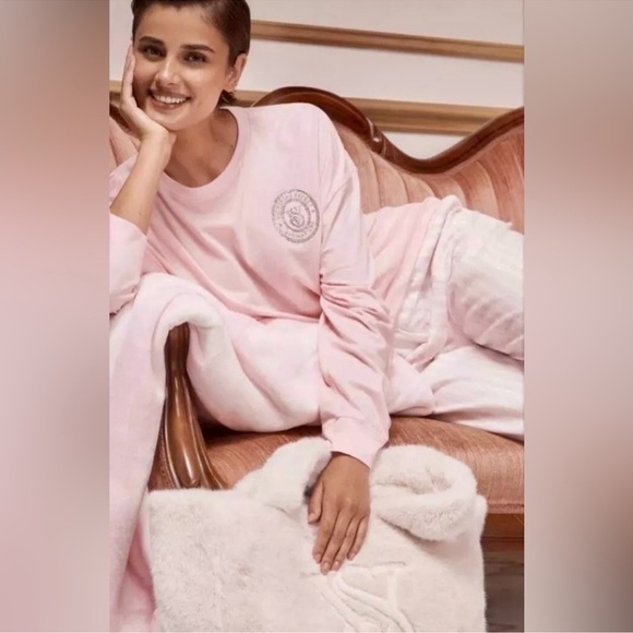 Brand new Victoria secret fur tote and striped blanket - Picture 4 of 4